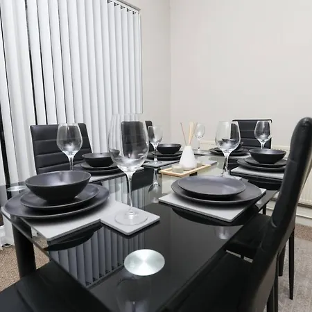 Modern 4-Bedroom 2-Bathroom With Off Road Parking In Great Sankey By Amazing Spaces Relocations Ltd Exterior photo