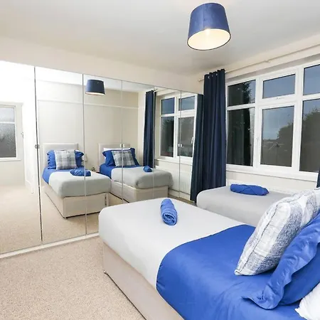 Modern 4-Bedroom 2-Bathroom With Off Road Parking In Great Sankey By Amazing Spaces Relocations Ltd Exterior photo