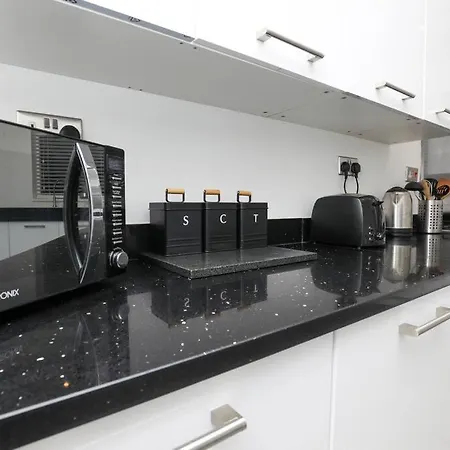 Modern 4-Bedroom 2-Bathroom With Off Road Parking In Great Sankey By Amazing Spaces Relocations Ltd Exterior photo