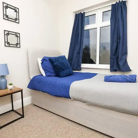 Modern 4-Bedroom 2-Bathroom With Off Road Parking In Great Sankey By Amazing Spaces Relocations Ltd Exterior photo