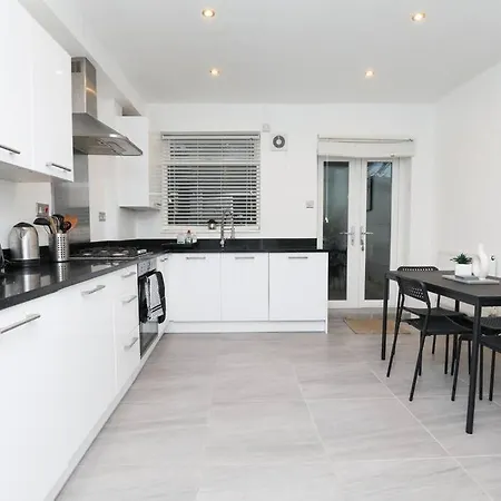 Modern 4-Bedroom 2-Bathroom With Off Road Parking In Great Sankey By Amazing Spaces Relocations Ltd Exterior photo