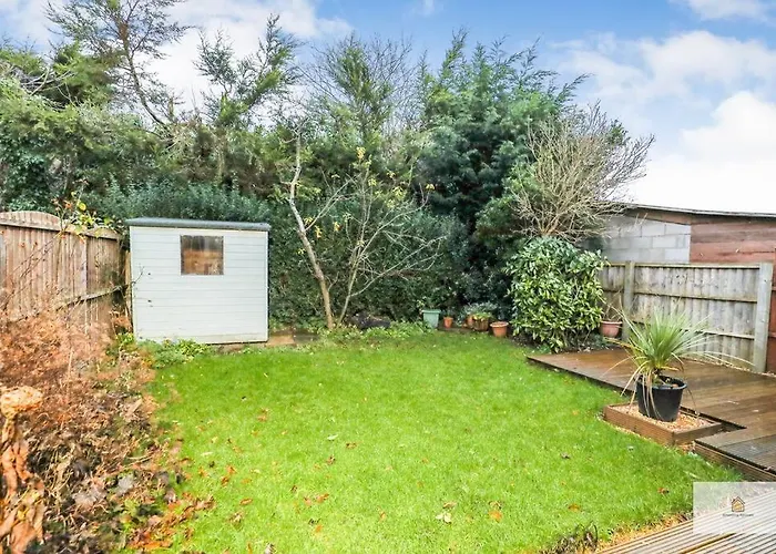 Modern 4-Bedroom 2-Bathroom With Off Road Parking In Great Sankey By Amazing Spaces Relocations Ltd