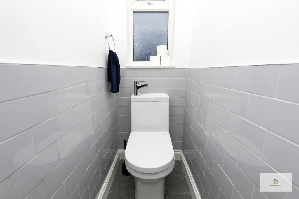 Modern 4-bedroom 2-bathroom With Off Road Parking In By Amazing Spaces Relocations Ltd Holiday home *