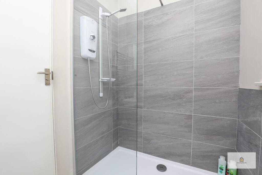 Modern 4-bedroom 2-bathroom With Off Road Parking In By Amazing Spaces Relocations Ltd Holiday home