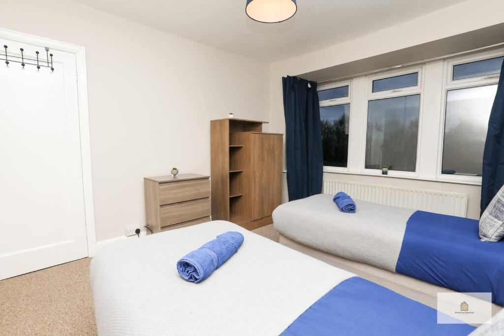 Modern 4-bedroom 2-bathroom With Off Road Parking In By Amazing Spaces Relocations Ltd