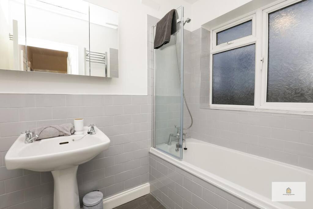 Modern 4-bedroom 2-bathroom With Off Road Parking In By Amazing Spaces Relocations Ltd Holiday home *