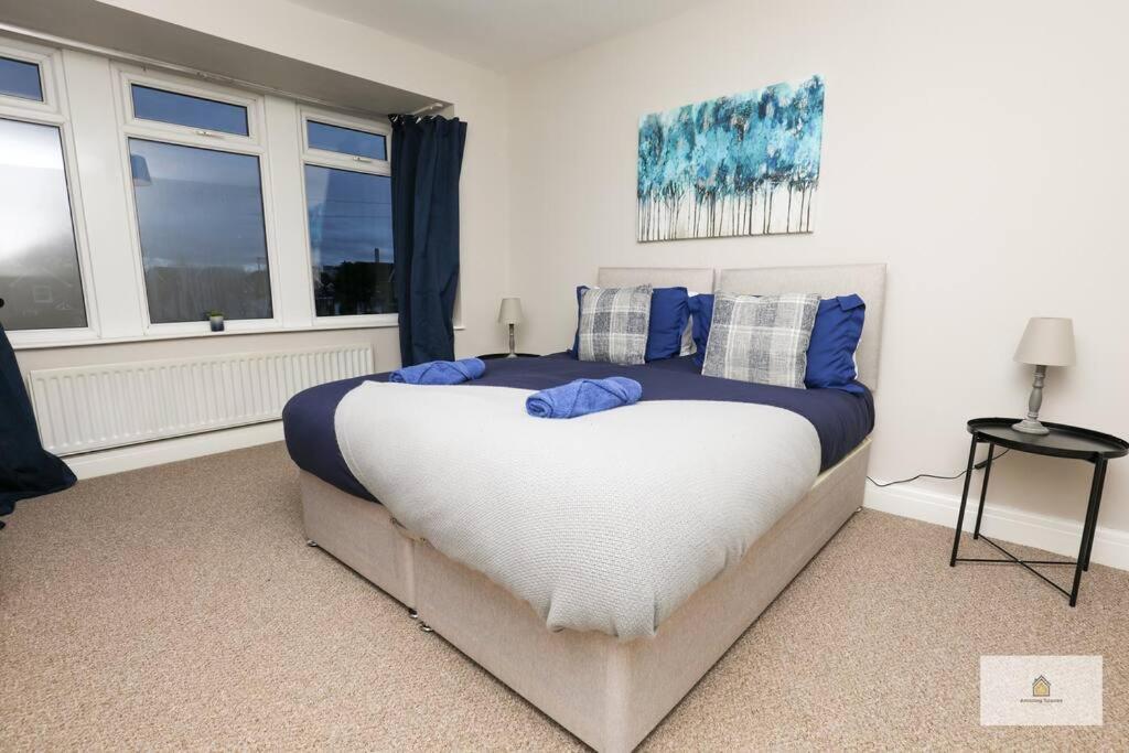 Holiday home Modern 4-bedroom 2-bathroom With Off Road Parking In By Amazing Spaces Relocations Ltd Great Sankey