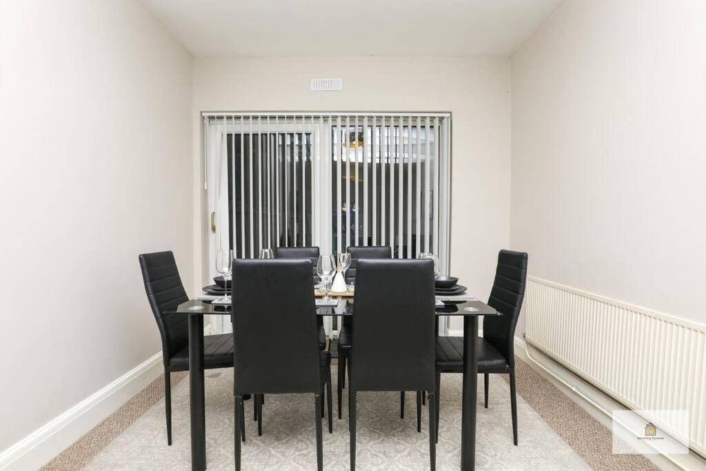 Holiday home Modern 4-bedroom 2-bathroom With Off Road Parking In By Amazing Spaces Relocations Ltd Great Sankey