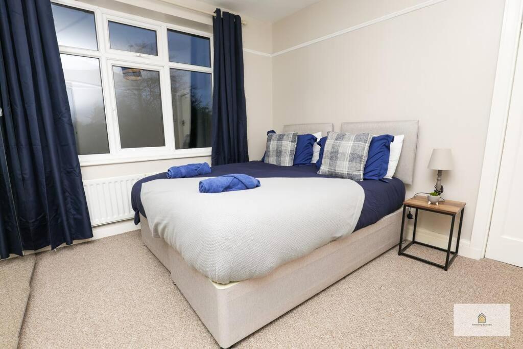 Modern 4-bedroom 2-bathroom With Off Road Parking In By Amazing Spaces Relocations Ltd * Great Sankey