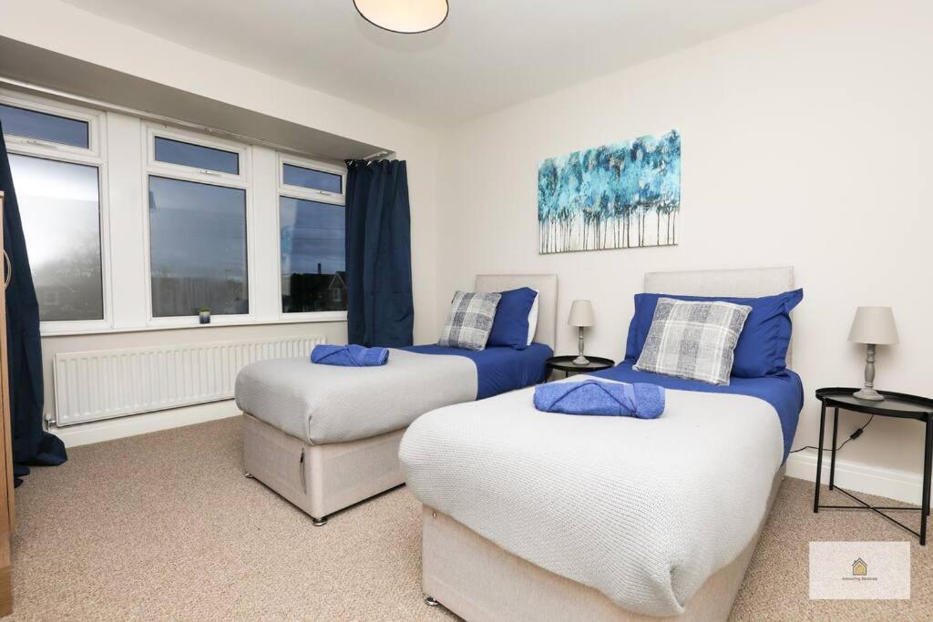 Modern 4-bedroom 2-bathroom With Off Road Parking In By Amazing Spaces Relocations Ltd