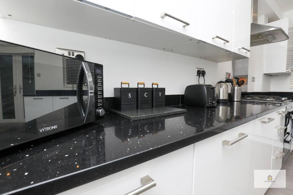 Holiday home Modern 4-bedroom 2-bathroom With Off Road Parking In By Amazing Spaces Relocations Ltd Great Sankey