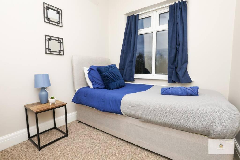 Modern 4-bedroom 2-bathroom With Off Road Parking In By Amazing Spaces Relocations Ltd Holiday home