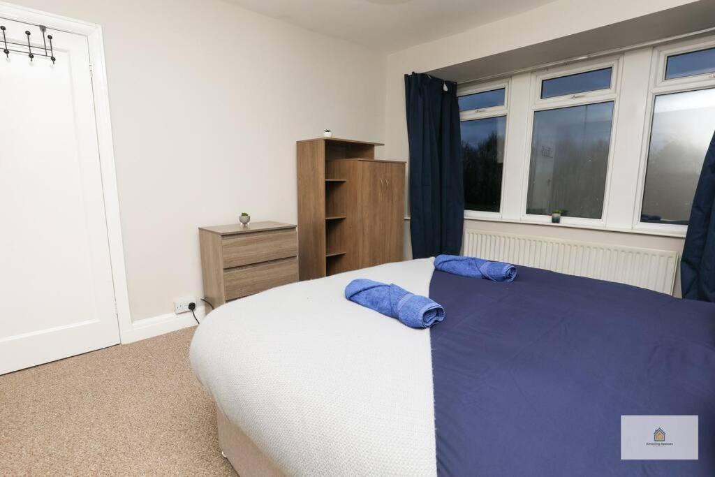 Modern 4-bedroom 2-bathroom With Off Road Parking In By Amazing Spaces Relocations Ltd *