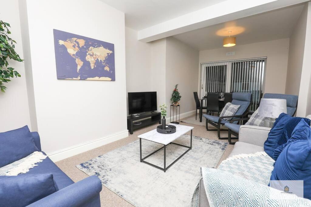 Holiday home Modern 4-bedroom 2-bathroom With Off Road Parking In By Amazing Spaces Relocations Ltd